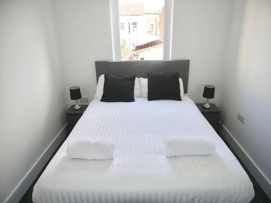 Spacious 4-Bed Semi-Detached Home With Garden Liverpool Exterior photo