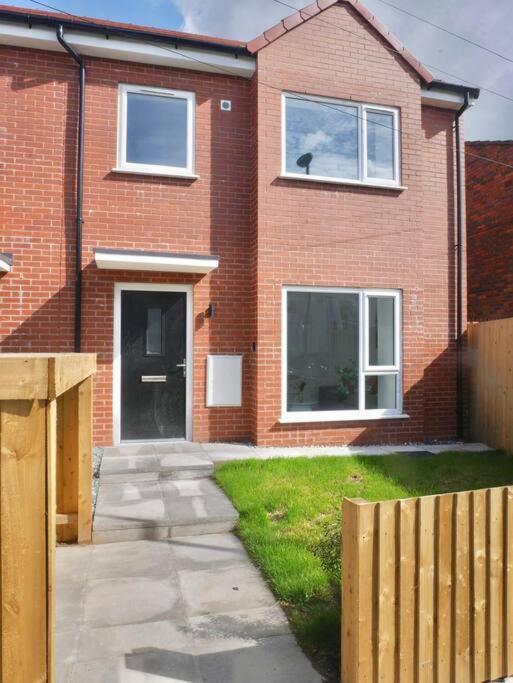 Spacious 4-Bed Semi-Detached Home With Garden Liverpool Exterior photo